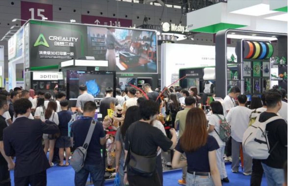 Formnext Asia Shenzhen 2026 exhibition floor with crowded consumer-grade aisle