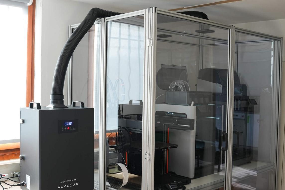 3D printer enclosure with fume extraction